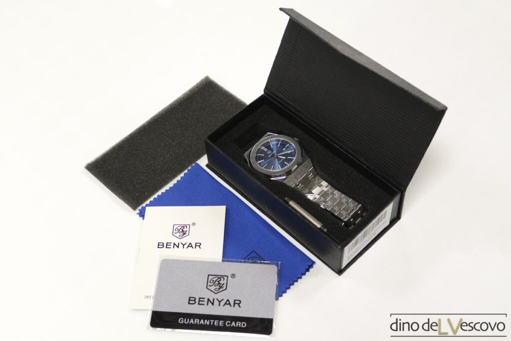 L’orologio al quarzo Benyar BY-5156M con quadrante blu