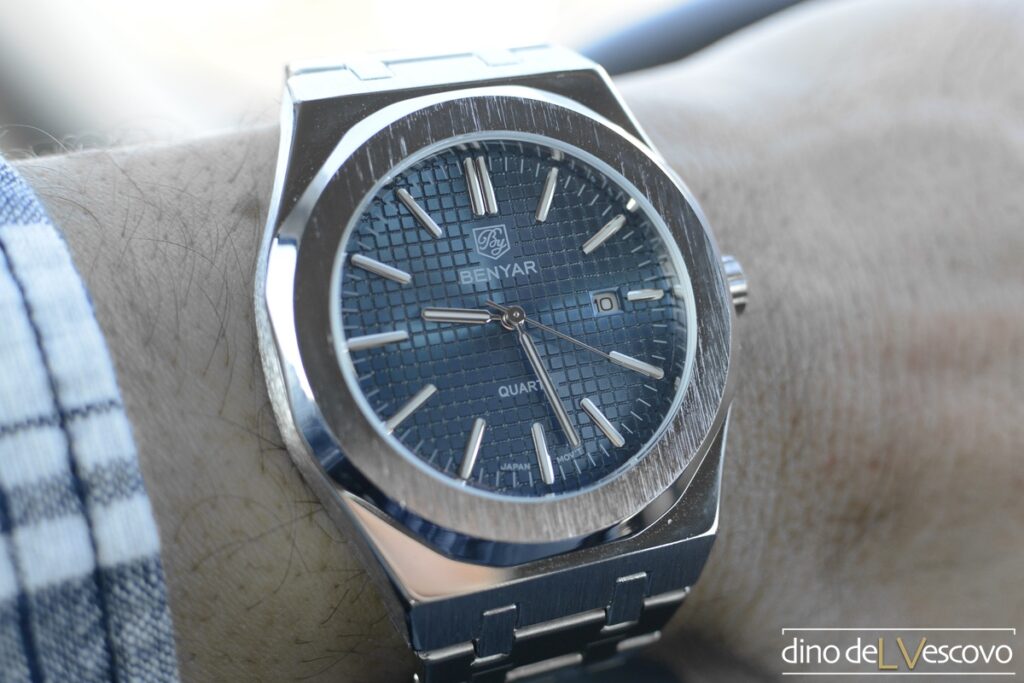L’orologio al quarzo Benyar BY-5156M con quadrante blu